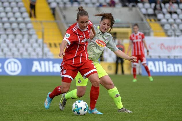 v.li.: Gina Lewandowski (FC Bayern München, FCB, 2) Karoline Kohr (Köln, 13) im Zweikampf, Duell, duel, tackle, Dynamik, Action, Aktion, Fussball,Allianz Frauen-Bundesliga, FC Bayern München - 1. FC Köln, xslx