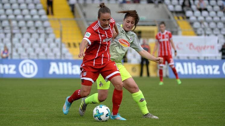 v.li.: Gina Lewandowski (FC Bayern München, FCB, 2) Karoline Kohr (Köln, 13) im Zweikampf, Duell, duel, tackle, Dynamik, Action, Aktion, Fussball,Allianz Frauen-Bundesliga, FC Bayern München - 1. FC Köln, xslx