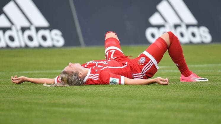 Bilder des Tages - SPORT Verena Faißt (Faisst, Feisst, Feist, Faist, FC Bayern München, FCB, 22) am Boden liegend, enttäuscht schauend, Enttäuschung, Frustration, disappointed, pessimistisch, Freisteller, Einzelbild, Aktion, Action, Fussball,Allianz Frauen-Bundesliga, FC Bayern München - 1. FC Köln, xslx