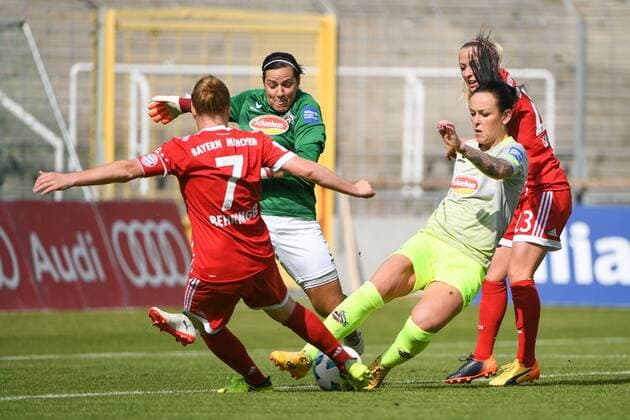 v.li.: Melanie Behringer (FC Bayern München, FCB, 7) Anne-Kathrine Kremer (Anka Kremer, Torwart, Köln, 1) Peggy Nietgen (Köln, 21) Mandy Islacker (FC Bayern München, FCB, 23) im Kampf um den Ball, Fussball,Allianz Frauen-Bundesliga, FC Bayern München - 1. FC Köln, xslx