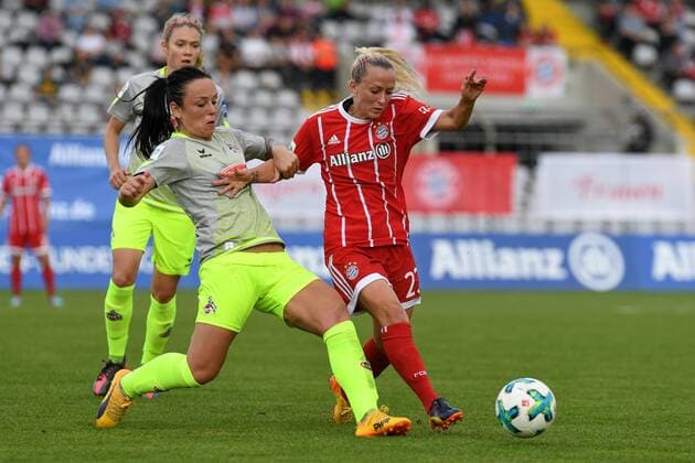 v.li.: Peggy Nietgen (Köln, 21) Mandy Islacker (FC Bayern München, FCB, 23) im Zweikampf, Duell, duel, tackle, Dynamik, Action, Aktion, Fussball,Allianz Frauen-Bundesliga, FC Bayern München - 1. FC Köln, xslx