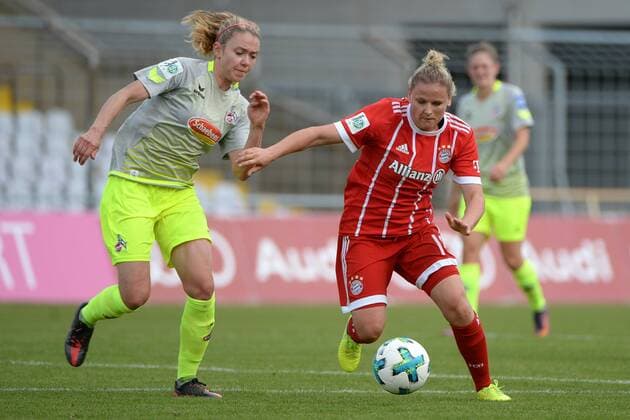 v.li.: Theresa Gosch (Köln, 24) Dominika Skorvankova (FC Bayern München, FCB, 18) im Zweikampf, Duell, duel, tackle, Dynamik, Action, Aktion, Fussball,Allianz Frauen-Bundesliga, FC Bayern München - 1. FC Köln, xslx