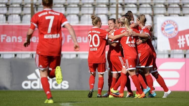 Spielerinnen des FC Bayern München mit Torjubel, Jubel, Torjubel, Torerfolg, celebrate the goal, goal, celebration, Jubel ueber das Tor zum 1:0 durch Simone Laudehr (FC Bayern München, FCB, 21) (verdeckt), optimistisch, Action, Aktion, Fussball,Allianz Frauen-Bundesliga, FC Bayern München - 1. FC Köln, xslx
