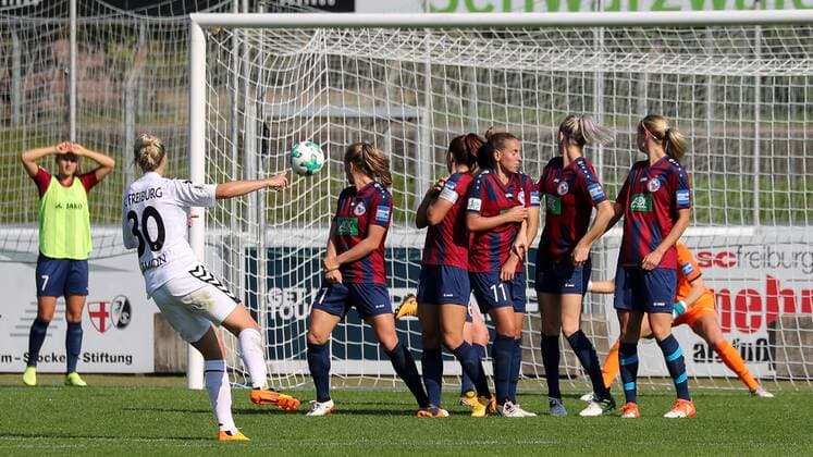 Carolin Simon (Freiburg, 30) erzielt per Freistoß das Tor zum 1:1, Ausgleich, Treffer, Torerfolg, Fussball, Allianz Frauen-Bundesliga, SC Freiburg - 1. FFC Turbine Potsdam, xozx