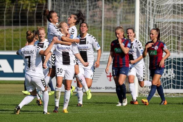 Spielerinnen vom SC Freiburg jubeln mit Torschützin Carolin Simon (Freiburg, 30) über das Tor zum 1:1, Jubel, Torjubel, Torerfolg, celebrate the goal, goal, celebration, Jubel ueber das Tor, optimistisch, Action, Aktion, Fussball, Allianz Frauen-Bundesliga, SC Freiburg - 1. FFC Turbine Potsdam, xozx