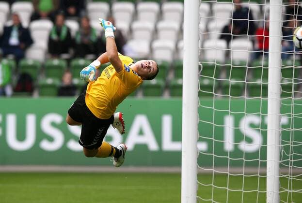 Justien Odeurs (FF USV Jena) kann den Torschuss von Alexandra Popp (VfL Wolfsburg) nicht halten