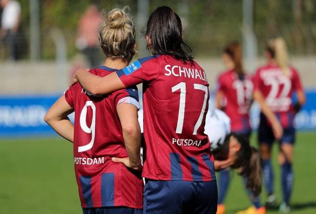 v.li.: Svenja Huth (Potsdam, 9), Viktoria Schwalm (Potsdam, 17), nach dem Schlusspfiff, Enttäuschung, enttäuscht über das Unentschieden, Fussball, Allianz Frauen-Bundesliga, SC Freiburg - 1. FFC Turbine Potsdam, xozx