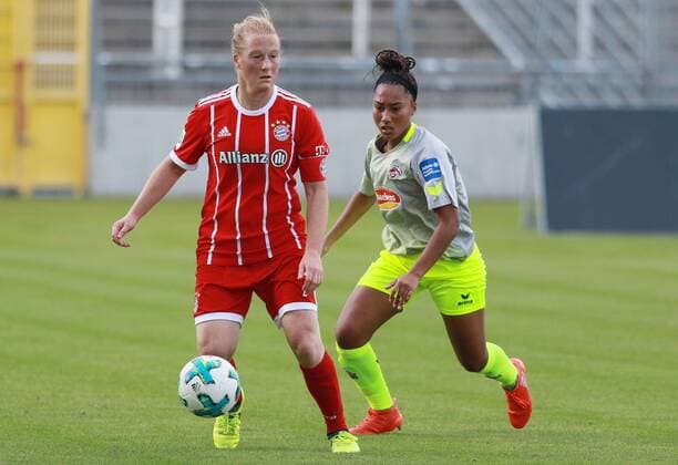 Melanie Behringer (li.) (FC Bayern München) gegen Karoline Kohr (Köln) Frauenfussball 24.09.2017 FC Bayern München - 1. FC Köln