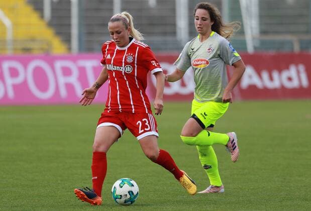 Mandy Islacker (li.) (FC Bayern München) gegen Julia Arnold (Köln) Frauenfussball 24.09.2017 FC Bayern München - 1. FC Köln