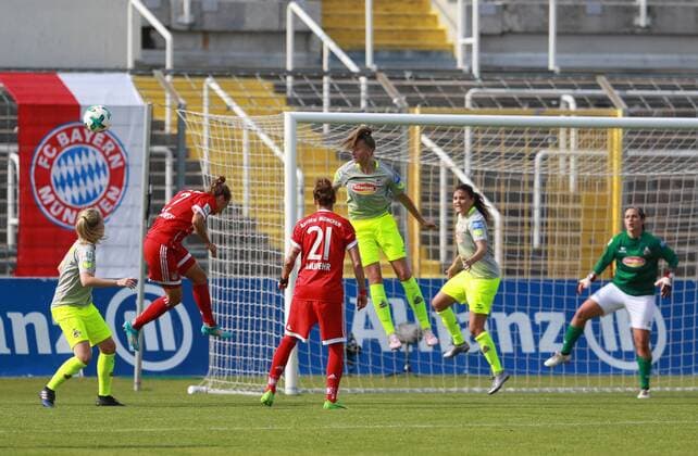 Gina Lewandowski (2) und Simone Laudehr (21) (FC Bayern München) gegen Torwart Kremer und Co (Köln) Frauenfussball 24.09.2017 FC Bayern München - 1. FC Köln