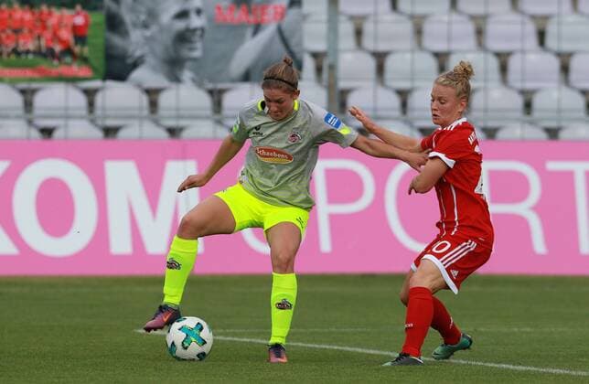 Leonie Maier (re.) (FC Bayern München) gegen Carolin Schraa (Köln) Frauenfussball 24.09.2017 FC Bayern München - 1. FC Köln