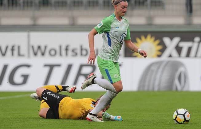 Auf dem Weg zum 5-0 umspielt Alexandra Popp (VfL Wolfsburg) Torhueterin Justien Odeurs (FF USV Jena)