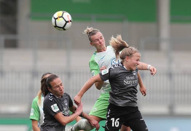 Kopfballduell Alexandra Popp (VfL Wolfsburg), Luca Maria Graf (FF USV Jena)