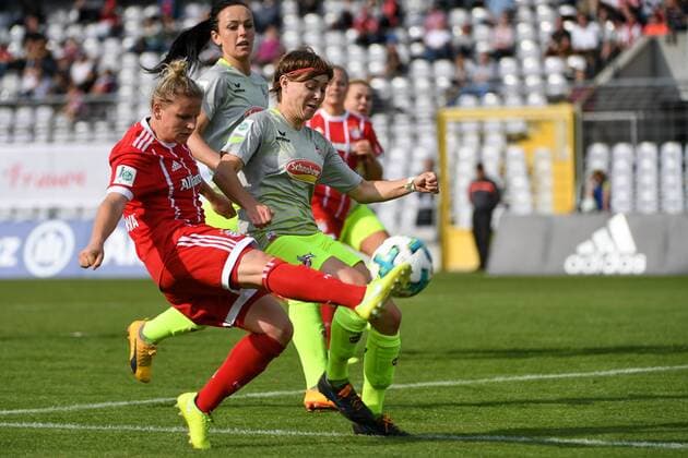 v.li.: Dominika Skorvankova (FC Bayern München, FCB, 18) Anne Hopfengärtner (Anne Hopfengaertner. Köln, 16) im Zweikampf, Duell, duel, tackle, Dynamik, Action, Aktion, Fussball,Allianz Frauen-Bundesliga, FC Bayern München - 1. FC Köln, xslx