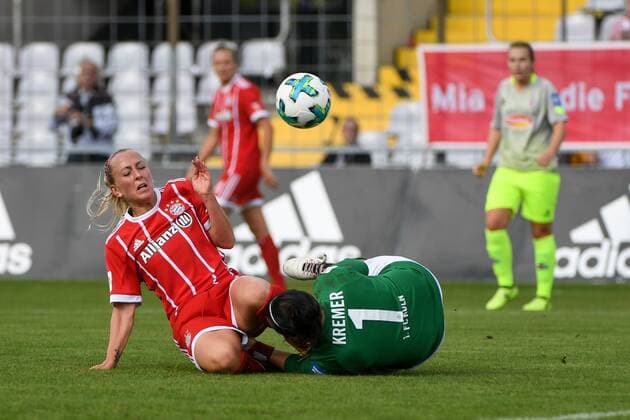 v.li.: Mandy Islacker (FC Bayern München, FCB, 23) Anne-Kathrine Kremer (Anka Kremer, Torwart, Köln, 1) prallen zusammen, Fussball,Allianz Frauen-Bundesliga, FC Bayern München - 1. FC Köln, xslx