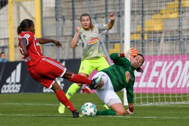 v.li.: Lineth Beerensteyn (FC Bayern München, FCB, 6) scheitert an Anne-Kathrine Kremer (Anka Kremer, Torwart, Köln, 1), Fussball,Allianz Frauen-Bundesliga, FC Bayern München - 1. FC Köln, xslx