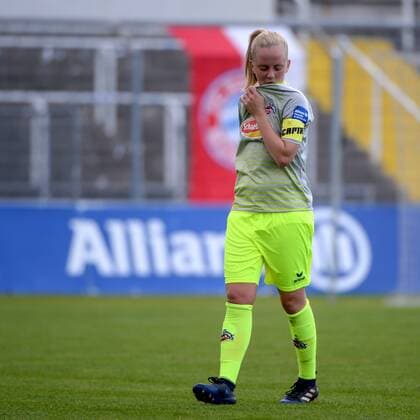 Anna Kirschbaum (Köln, 5) nach Spielende enttäuscht schauend, Enttäuschung, Frustration, disappointed, pessimistisch, Freisteller, Einzelbild, Aktion, Action, Fussball,Allianz Frauen-Bundesliga, FC Bayern München - 1. FC Köln, xslx