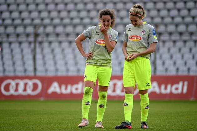 v.li.: Julia Arnold (Köln, 31) Theresa Gosch (Köln, 24) nach Spielende enttäuscht schauend, Enttäuschung, Frustration, disappointed, pessimistisch, Fussball,Allianz Frauen-Bundesliga, FC Bayern München - 1. FC Köln, xslx