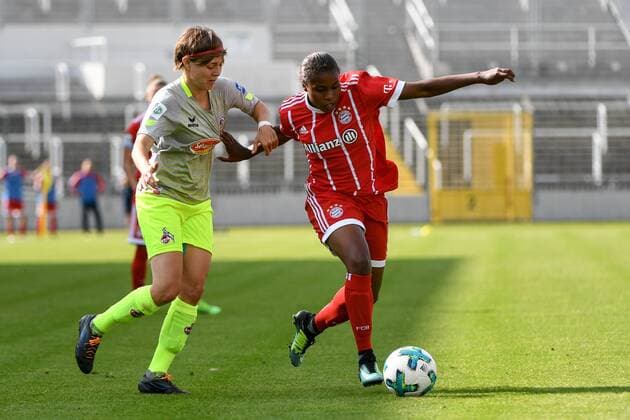 v.li.: Anne Hopfengärtner (Anne Hopfengaertner. Köln, 16) Lineth Beerensteyn (FC Bayern München, FCB, 6) im Zweikampf, Duell, duel, tackle, Dynamik, Action, Aktion, Fussball,Allianz Frauen-Bundesliga, FC Bayern München - 1. FC Köln, xslx