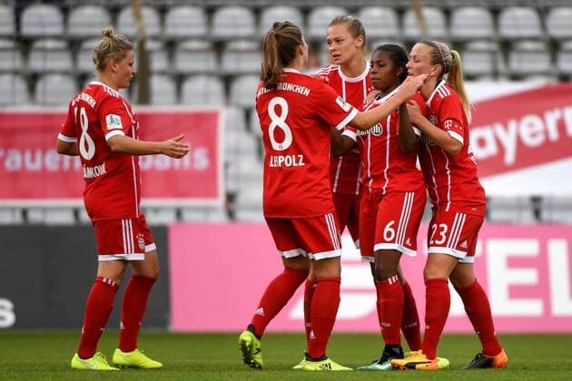 v.li.: Dominika Skorvankova (FC Bayern München, FCB, 18) Melanie Leupolz (FC Bayern München, FCB, 8) Fridolina Rolfö (Rolfoe, FC Bayern München, FCB, 14) Lineth Beerensteyn (FC Bayern München, FCB, 6) Mandy Islacker (FC Bayern München, FCB, 23) mit Torjubel, Jubel, Torjubel, Torerfolg, celebrate the goal, goal, celebration, Jubel ueber das Tor zum 2:0 durch Lineth Beerensteyn (FC Bayern München, FCB, 6), optimistisch, Action, Aktion, Fussball,Allianz Frauen-Bundesliga, FC Bayern München - 1. FC Köln, xslx