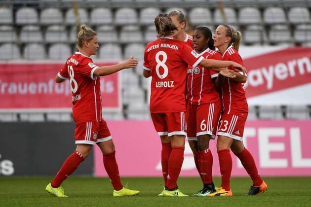 v.li.: Dominika Skorvankova (FC Bayern München, FCB, 18) Melanie Leupolz (FC Bayern München, FCB, 8) Fridolina Rolfö (Rolfoe, FC Bayern München, FCB, 14) Lineth Beerensteyn (FC Bayern München, FCB, 6) Mandy Islacker (FC Bayern München, FCB, 23) mit Torjubel, Jubel, Torjubel, Torerfolg, celebrate the goal, goal, celebration, Jubel ueber das Tor zum 2:0 durch Lineth Beerensteyn (FC Bayern München, FCB, 6), optimistisch, Action, Aktion, Fussball,Allianz Frauen-Bundesliga, FC Bayern München - 1. FC Köln, xslx