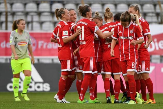 v.li.: Ann-Kathrin Vinken (Köln, 8) enttäuscht schauend, Enttäuschung, Frustration, disappointed, pessimistisch, Spielerinnen des FC Bayern München mit Torjubel, Jubel, Torjubel, Torerfolg, celebrate the goal, goal, celebration, Jubel ueber das Tor zum 2:0 durch Lineth Beerensteyn (FC Bayern München, FCB, 6) (verdeckt), optimistisch, Action, Aktion, Fussball,Allianz Frauen-Bundesliga, FC Bayern München - 1. FC Köln, xslx