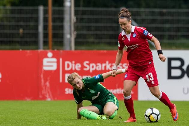 v.li.: Verena Volkmer (SV Werder Bremen, 16) und Kathleen Radtke (MSV Duisburg, 33) im Zweikampf, Duell, duel, tackle, Fussball, Allianz Frauen-Bundesliga, SV Werder Bremen - MSV Duisburg, xdgx