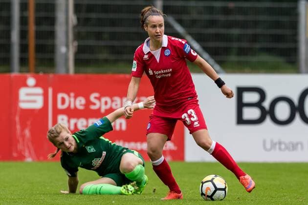 v.li.: Verena Volkmer (SV Werder Bremen, 16) und Kathleen Radtke (MSV Duisburg, 33) im Zweikampf, Duell, duel, tackle, Fussball, Allianz Frauen-Bundesliga, SV Werder Bremen - MSV Duisburg, xdgx