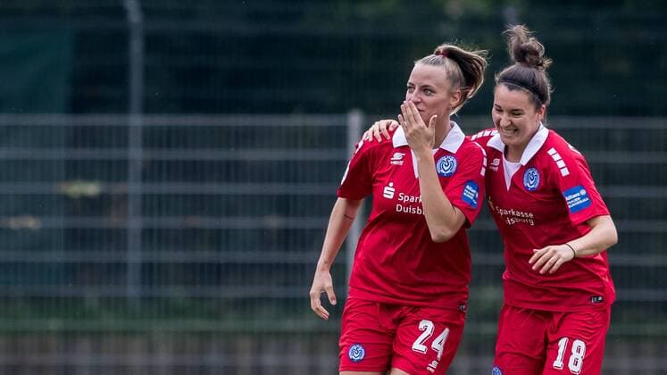 v.li.: Virginia Kirchberger (MSV Duisburg, 24) und Barbara Dunst (MSV Duisburg, 18) beim Torjubel, Goal celebration, celebrate the goal, goal celebration,, Fussball, Allianz Frauen-Bundesliga, SV Werder Bremen - MSV Duisburg, xdgx