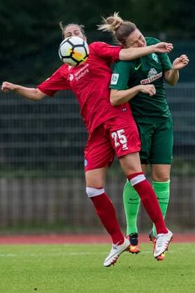 v.li.: Pia Rijsdijk (MSV Duisburg, 25) und Lisa-Marie Scholz (SV Werder Bremen, 7) im Kopfballduell, header duel, Kopfball, Fussball, Allianz Frauen-Bundesliga, SV Werder Bremen - MSV Duisburg, xdgx