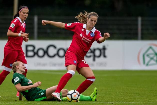 v.li.: Verena Volkmer (SV Werder Bremen, 16) und Pia Rijsdijk (MSV Duisburg, 25) im Zweikampf, Duell, duel, tackle, Fussball, Allianz Frauen-Bundesliga, SV Werder Bremen - MSV Duisburg, xdgx