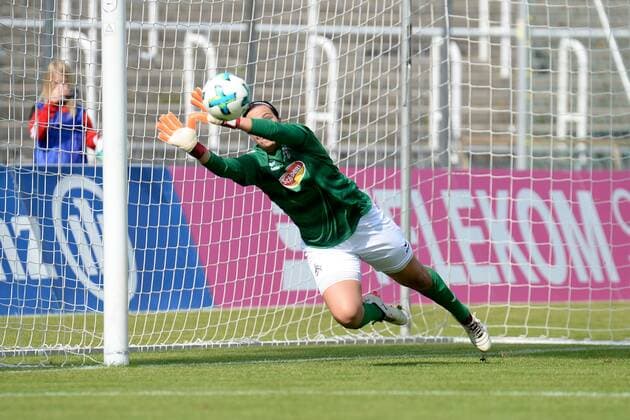 Anne-Kathrine Kremer (Anka Kremer, Torwart, Köln, 1) hält den Ball, Parade, Freisteller, Einzelbild, Aktion, Action, Fussball,Allianz Frauen-Bundesliga, FC Bayern München - 1. FC Köln, xslx