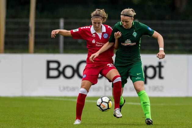 v.li.: Pia Rijsdijk (MSV Duisburg, 25) und Katharina Schiechtl (SV Werder Bremen, 9) im Zweikampf, Duell, duel, tackle, Fussball, Allianz Frauen-Bundesliga, SV Werder Bremen - MSV Duisburg, xdgx