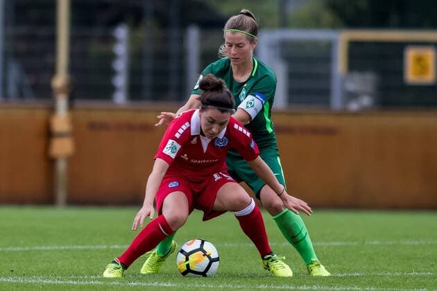 v.li.: Barbara Dunst (MSV Duisburg, 18) und Marie-Louise Eta (SV Werder Bremen, 6) im Zweikampf, Duell, duel, tackle, Fussball, Allianz Frauen-Bundesliga, SV Werder Bremen - MSV Duisburg, xdgx