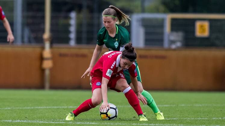 v.li.: Barbara Dunst (MSV Duisburg, 18) und Marie-Louise Eta (SV Werder Bremen, 6) im Zweikampf, Duell, duel, tackle, Fussball, Allianz Frauen-Bundesliga, SV Werder Bremen - MSV Duisburg, xdgx