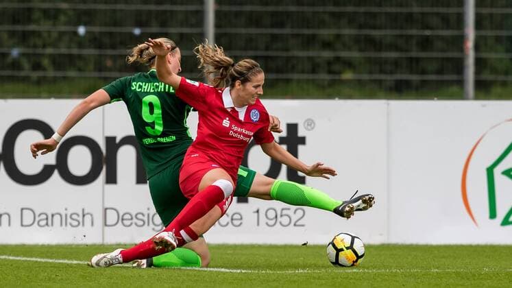 v.li.: Katharina Schiechtl (SV Werder Bremen, 9) und Pia Rijsdijk (MSV Duisburg, 25) im Zweikampf, Duell, duel, tackle, Fussball, Allianz Frauen-Bundesliga, SV Werder Bremen - MSV Duisburg, xdgx