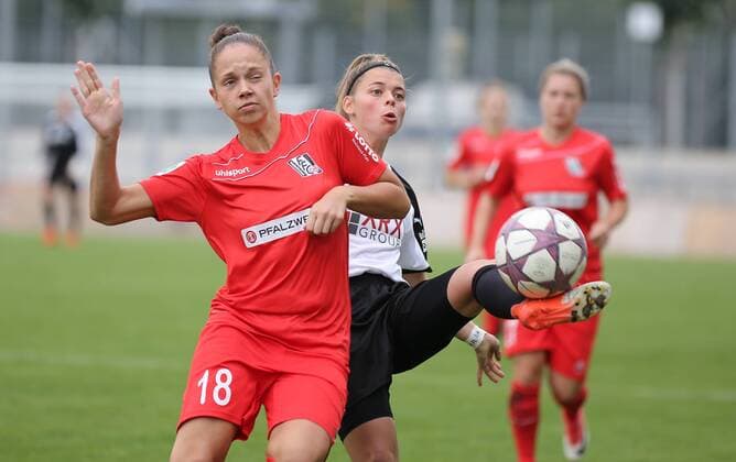 24.09.2017 xcex Deutschland, Frankfurt, Fussball, Frauenfussball 2. Frauen Bundesliga Süd Saison 2017 2018 1. FFC Frankfurt II gegen 1. FFC Niederkirchen Laura Weinel (Niederkirchen) gegen Lea Schneider (Frankfurt)