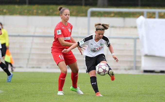24.09.2017 xcex Deutschland, Frankfurt, Fussball, Frauenfussball 2. Frauen Bundesliga Süd Saison 2017 2018 1. FFC Frankfurt II gegen 1. FFC Niederkirchen Laura Weinel (Niederkirchen) gegen Lea Schneider (Frankfurt)