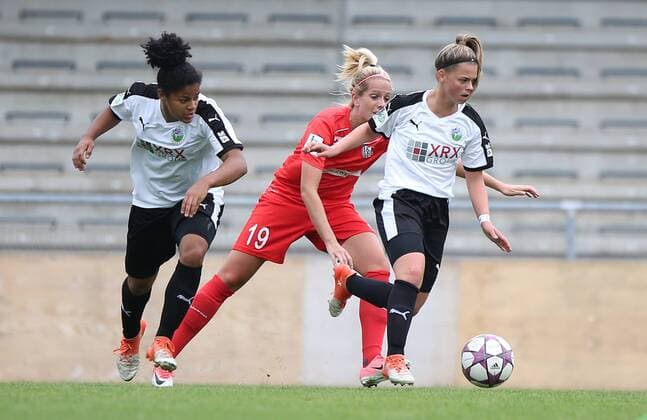24.09.2017 xcex Deutschland, Frankfurt, Fussball, Frauenfussball 2. Frauen Bundesliga Süd Saison 2017 2018 1. FFC Frankfurt II gegen 1. FFC Niederkirchen Michelle Bauer (Niederkirchen) zwischen Shekiera Martinez und Lea Schneider (beide Frankfurt)