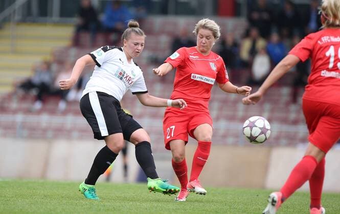 24.09.2017 xcex Deutschland, Frankfurt, Fussball, Frauenfussball 2. Frauen Bundesliga Süd Saison 2017 2018 1. FFC Frankfurt II gegen 1. FFC Niederkirchen Jessica May (Frankfurt) gegen Natalia Stulin (Niederkirchen)