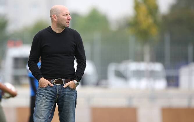 24.09.2017 xcex Deutschland, Frankfurt, Fussball, Frauenfussball 2. Frauen Bundesliga Süd Saison 2017 2018 1. FFC Frankfurt II gegen 1. FFC Niederkirchen Trainer Nikolaos Koutroubis (Niederkirchen) an der Seitenlinie