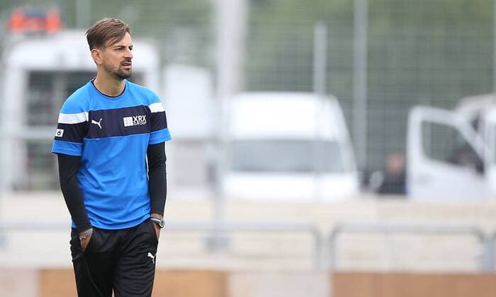 24.09.2017 xcex Deutschland, Frankfurt, Fussball, Frauenfussball 2. Frauen Bundesliga Süd Saison 2017 2018 1. FFC Frankfurt II gegen 1. FFC Niederkirchen Trainer Niko Arnautis (Frankfurt) an der Seitenlinie