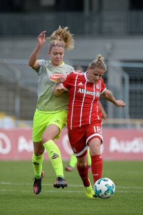 v.li.: Theresa Gosch (Köln, 24) Dominika Skorvankova (FC Bayern München, FCB, 18) im Zweikampf, Duell, duel, tackle, Dynamik, Action, Aktion, Fussball,Allianz Frauen-Bundesliga, FC Bayern München - 1. FC Köln, xslx