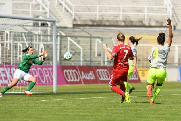 v.li.: Anne-Kathrine Kremer (Anka Kremer, Torwart, Köln, 1) parriert den Schuss von Melanie Behringer (FC Bayern München, FCB, 7), Fussball,Allianz Frauen-Bundesliga, FC Bayern München - 1. FC Köln, xslx