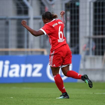 Lineth Beerensteyn (FC Bayern München, FCB, 6) mit Torjubel, Jubel, Torjubel, Torerfolg, celebrate the goal, goal, celebration, Jubel ueber das Tor zum 2:0 durch Lineth Beerensteyn (FC Bayern München, FCB, 6), optimistisch, Action, Aktion, Freisteller, Einzelbild, Fussball,Allianz Frauen-Bundesliga, FC Bayern München - 1. FC Köln, xslx