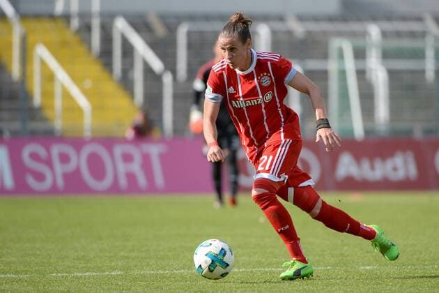 Simone Laudehr (FC Bayern München, FCB, 21) am Ball, Fussball,Allianz Frauen-Bundesliga, FC Bayern München - 1. FC Köln, xslx