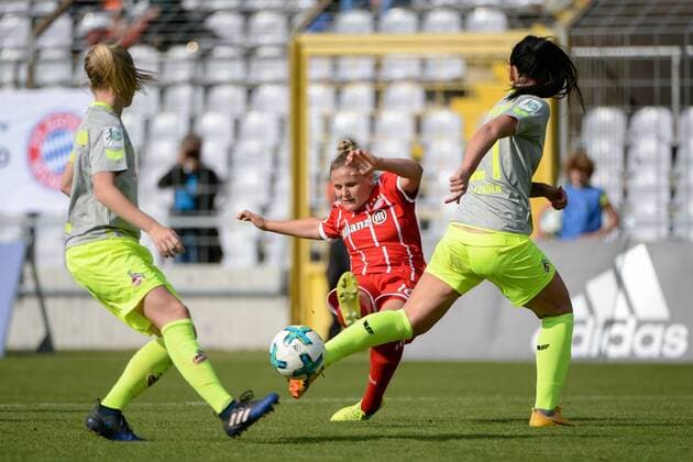 v.li.: Anna Kirschbaum (Köln, 5), Dominika Skorvankova (FC Bayern München, FCB, 18) mit Torschuss, Peggy Nietgen (Köln, 21), Fussball,Allianz Frauen-Bundesliga, FC Bayern München - 1. FC Köln, xslx