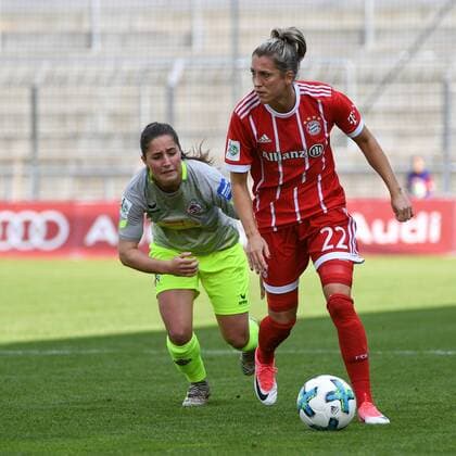 v.li.: Karoline Kohr (Köln, 13) Verena Faißt (Faisst, Feisst, Feist, Faist, FC Bayern München, FCB, 22) im Zweikampf, Duell, duel, tackle, Dynamik, Action, Aktion, Fussball,Allianz Frauen-Bundesliga, FC Bayern München - 1. FC Köln, xslx