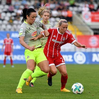 v.li.: Peggy Nietgen (Köln, 21) Mandy Islacker (FC Bayern München, FCB, 23) im Zweikampf, Duell, duel, tackle, Dynamik, Action, Aktion, Fussball,Allianz Frauen-Bundesliga, FC Bayern München - 1. FC Köln, xslx