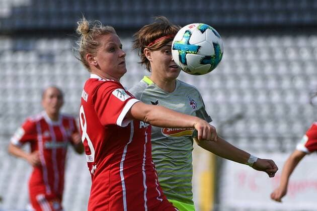 v.li.: Dominika Skorvankova (FC Bayern München, FCB, 18) Anne Hopfengärtner (Anne Hopfengaertner. Köln, 16) im Zweikampf, Duell, duel, tackle, Dynamik, Action, Aktion, Fussball,Allianz Frauen-Bundesliga, FC Bayern München - 1. FC Köln, xslx